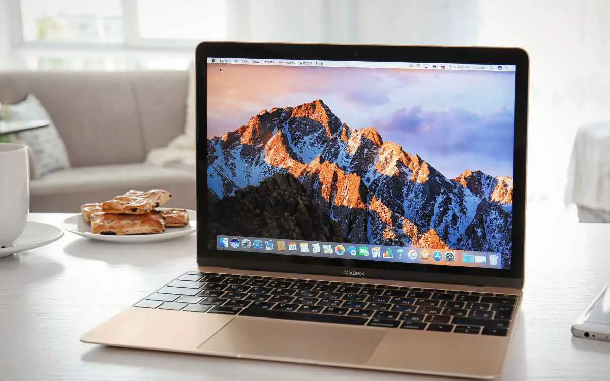 Vemos una imagen de una computadora MacBook, en relación con la misión y visión de Apple.