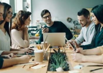 Vemos una imagen de un equipo de marketing trabajando, en relación con la importancia de la mercadotecnia.