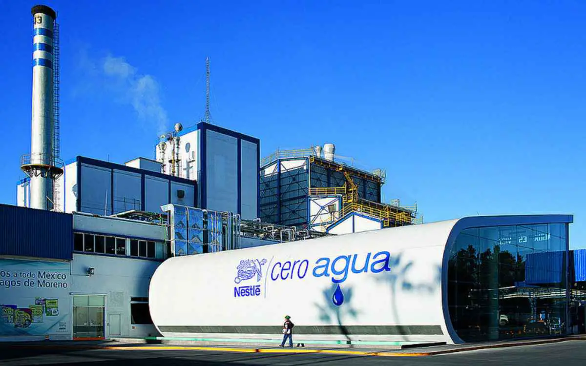 Imagen de la fábrica "Cero agua" en México, en relación con el organigrama de Nestlé.