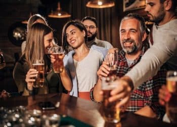 un grupo de gente disfruta en un bar