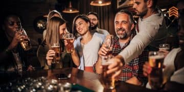 un grupo de gente disfruta en un bar