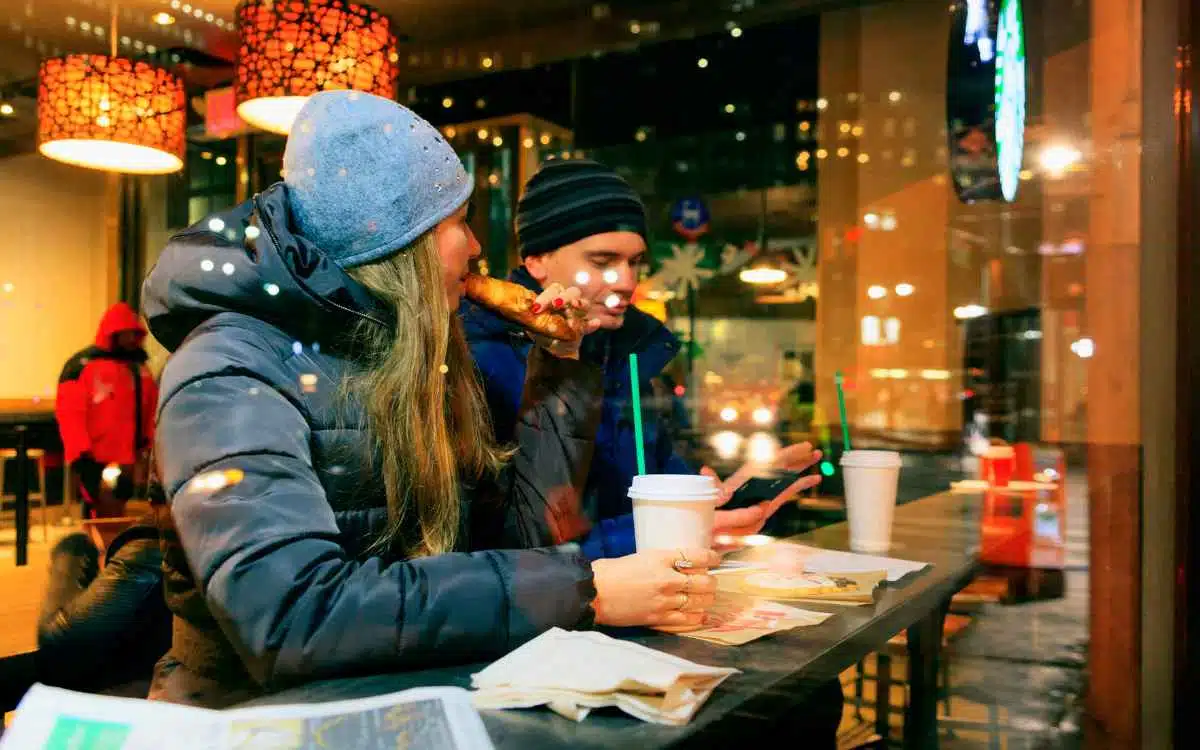 Vemos dos personas tomando café en Starbucks, en referencia a la misión y visión de Starbucks.