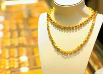 Vemos una imagen de una vidriera de joyas en exposición, en referencia a un estudio de mercado de joyería.