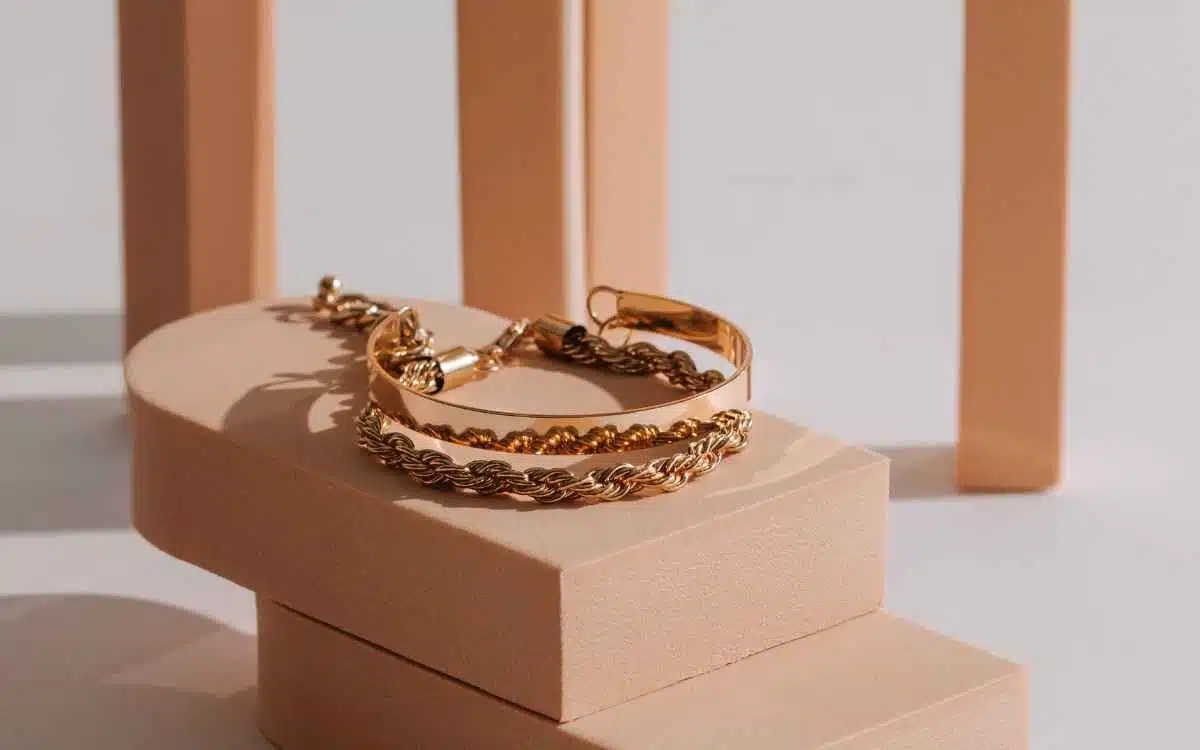 Vemos una pulsera dorada en exposición, en relación con las regulaciones necesarias para vender joyería.