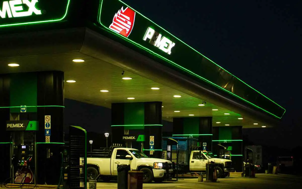 Imagen de una estación Pemex de noche. 