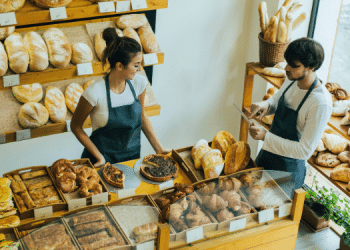 Vemos una imagen de dos personas trabajando en una panadería, en referencia a la búsqueda de nombres para panadería.