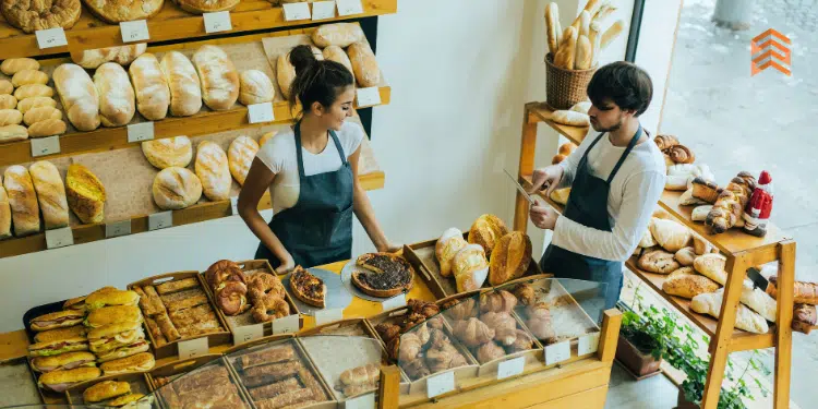 Vemos una imagen de dos personas trabajando en una panadería, en referencia a la búsqueda de nombres para panadería.