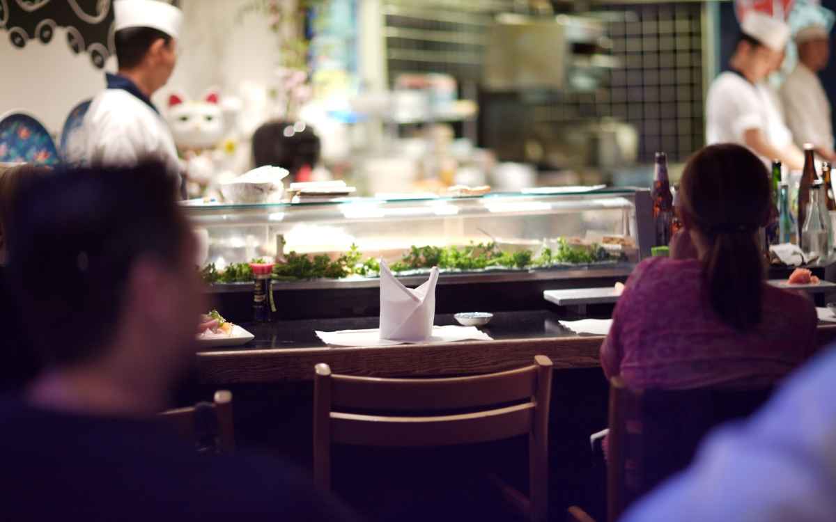 Vemos una imagen de un sushi bar, en referencia a la búsqueda de nombres para sushi bares.