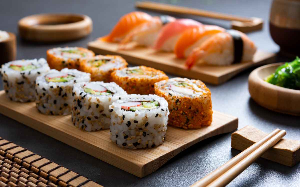 Vemos una imagen de diferentes tipos de sushi en exposición.