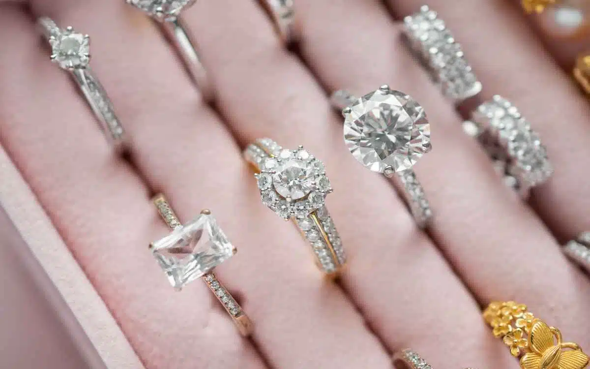 Vemos anillos de diamantes en exposición, en referencia a los tipos de joyería que existen.