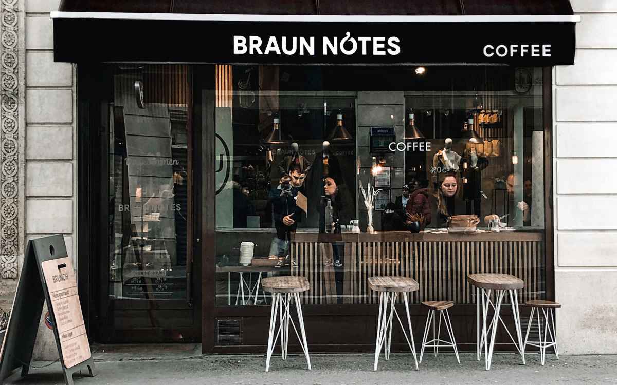 Vemos una tienda pequeña de café francés, en relación con la elección de nombres para cafeterías.