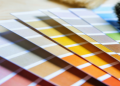Vemos diferentes cartillas de muestras de colores, en relación con la elección de colores para negocios.