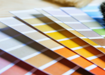 Vemos diferentes cartillas de muestras de colores, en relación con la elección de colores para negocios.