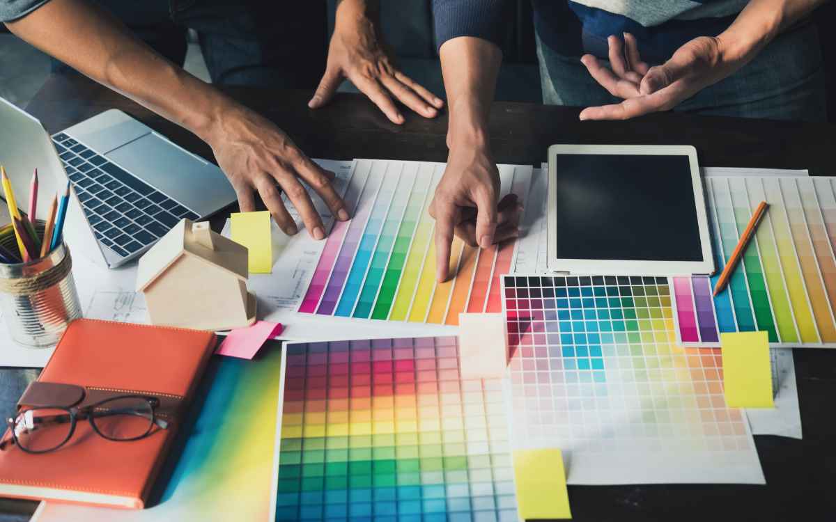 Vemos una imagen de un equipo de marketing seleccionado colores para negocios.
