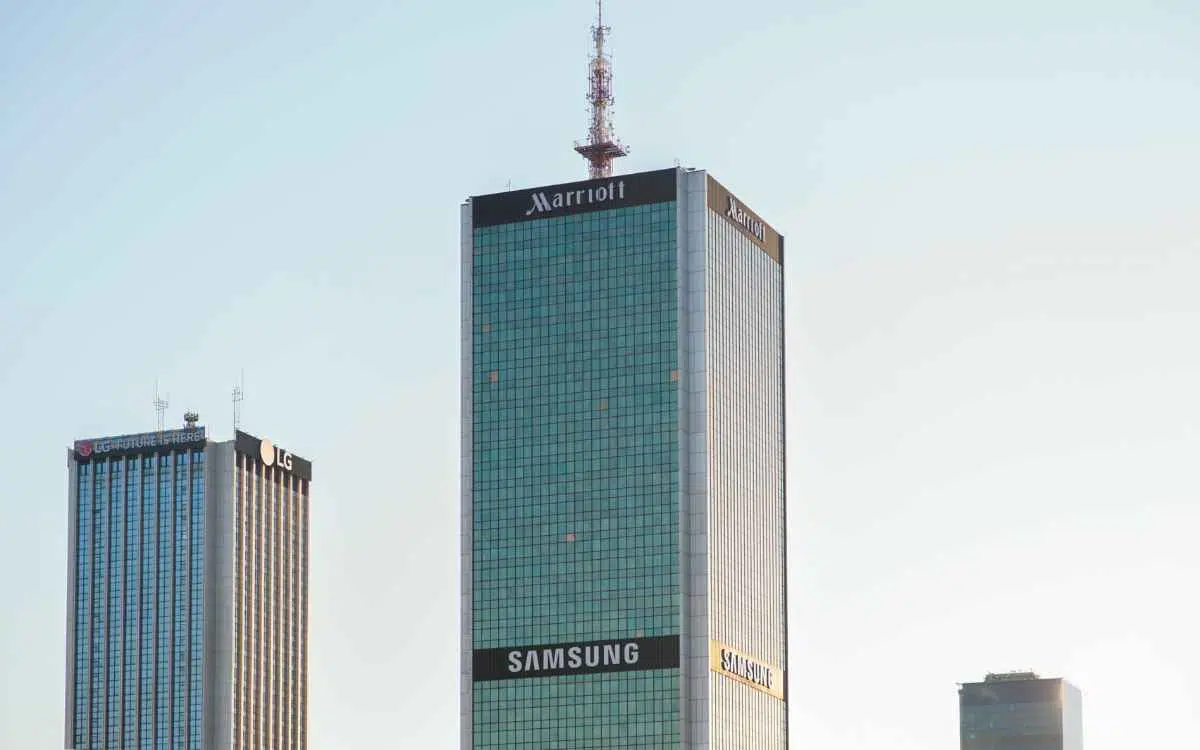 Vemos una imagen del edificio corporativo de Samsung, en referencia a su organigrama.
