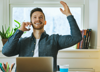 Vemos una imagen de un emprendedor hablando por teléfono, en relación con el espíritu emprendedor.