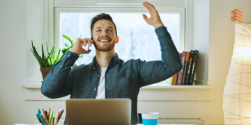 Vemos una imagen de un emprendedor hablando por teléfono, en relación con el espíritu emprendedor.