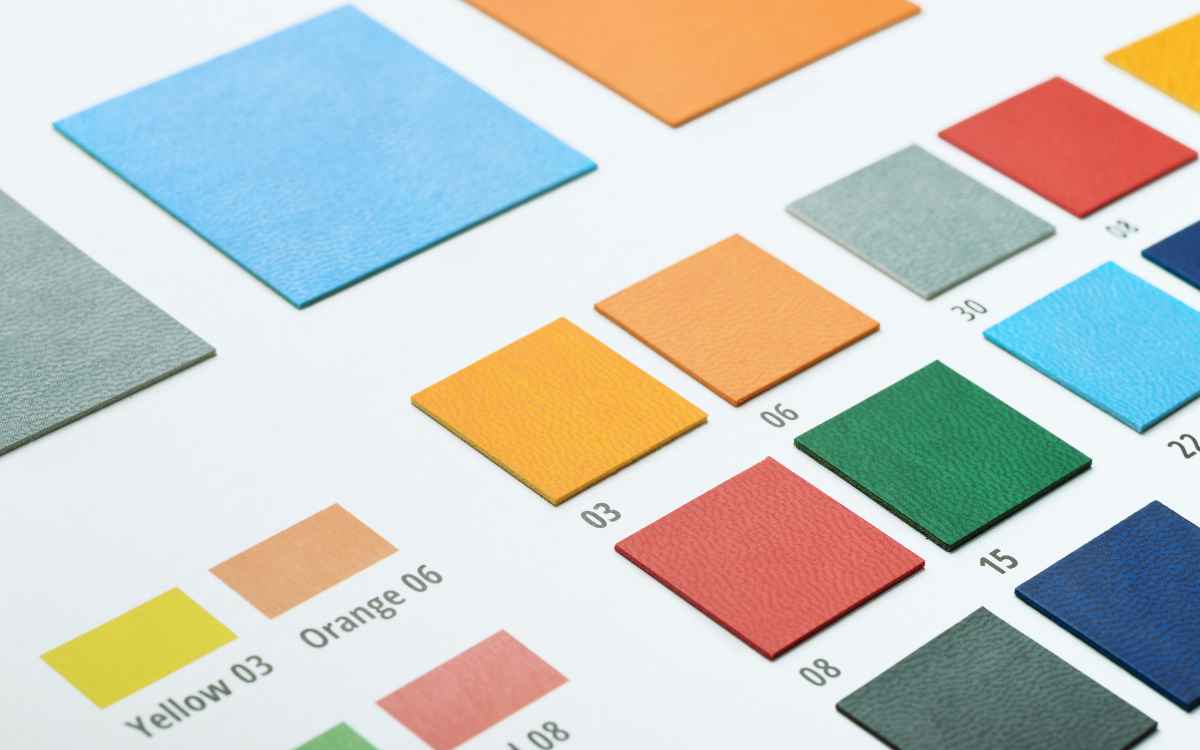 Vemos una imagen de papeles de muestra, en relación con los colores para negocios.