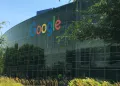 Vemos una imagen de uno de los edificios de Google, en relación con el organigrama de Google.