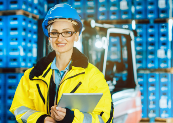 Vemos una empleada de empresas de logística y transporte en un depósito con productos.