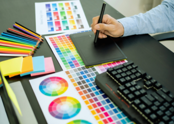 Vemos una imagen de un diseñador gráfico trabajando, en relación con el estudio de mercado de una empresa de diseño gráfico.