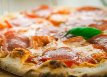 Vemos un pizza en exposición, en relación con la elección de nombres de pizzerías.