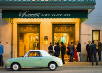 Vemos la entrada de un hotel de lujo, en relación con los nombres de hoteles.