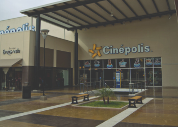 Vemos una imagen de una de las sucursales de Cinépolis, en referencia a cómo se compone su organigrama.