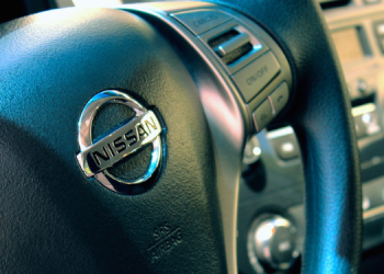 Vemos una imagen del volante de automóvil con la marca Nissan, en referencia a su organigrama y estartegia corporativa.