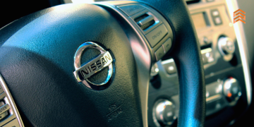Vemos una imagen del volante de automóvil con la marca Nissan, en referencia a su organigrama y estartegia corporativa.