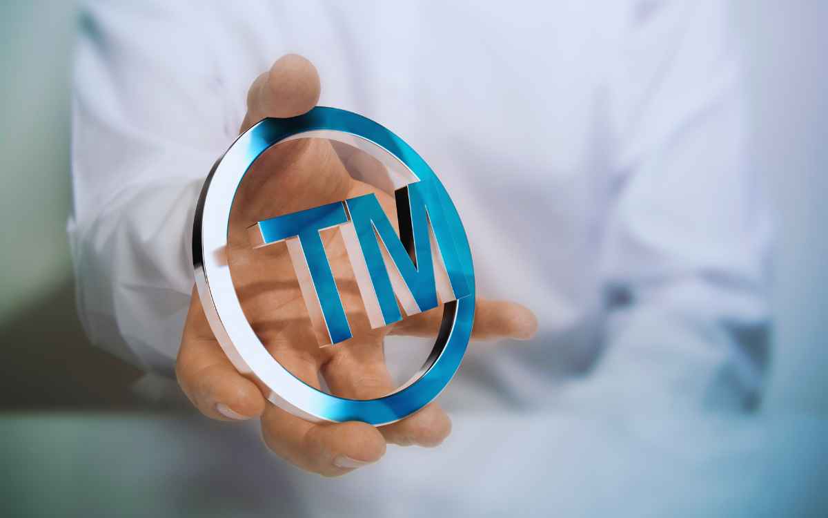 Vemos una imagen del símbolo TM que significa "trademark", en referencia a cómo registrar una marca.