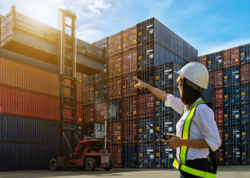Vemos una imagen de una trabajadora en un sitio de contenedores, en referencia a las empresas mexicanas que exportan.