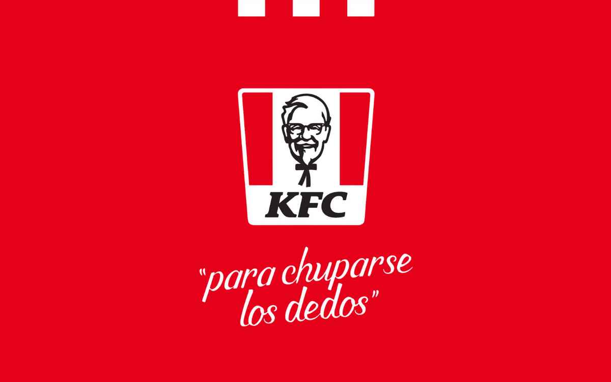 Vemos una imagen del eslogan de KFC en español: "para chuparse los dedos".