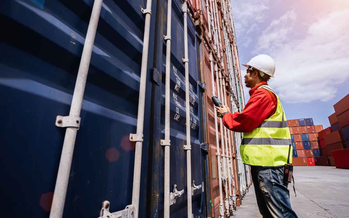 Vemos un trabajador realizando tareas de mantenimiento a contenedores, en relación con las empresas mexicanas que exportan.