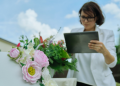 Vemos una persona encargada de una empresa de eventos, organizando las tareas y procedimientos del mismo.