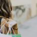 Vemos una imagen de una mujer con bolsas de shopping, en relación con los motivos de compra de los consumidores.