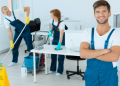 Vemos una imagen de tres personas realizando tareas de limpieza en una oficina, en relación con la búsqueda de nombres para empresas de limpieza.