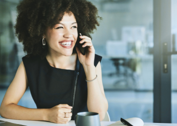 Vemos una vendedora intentado conseguir prospectos para ventas.