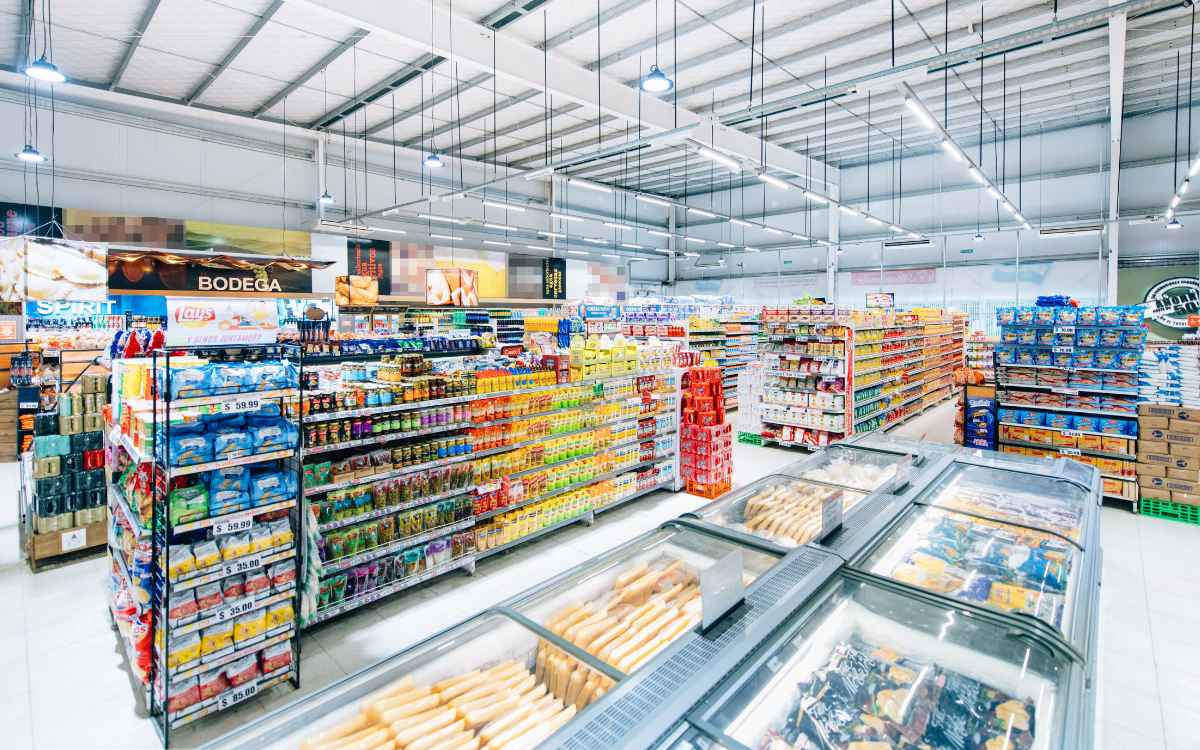 Vemos una imagen panorámica de los pasillos de un supermercado, en relación con el diseño de punto de venta.