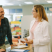 Vemos una farmacéutica atendiendo a un cliente en una farmacia.