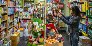 En la imagen se ve a una mujer en una tienda eligiendo regalos