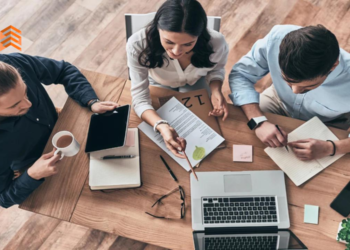 En la imagen se ven a 3 personas trabajando con sus computadoras