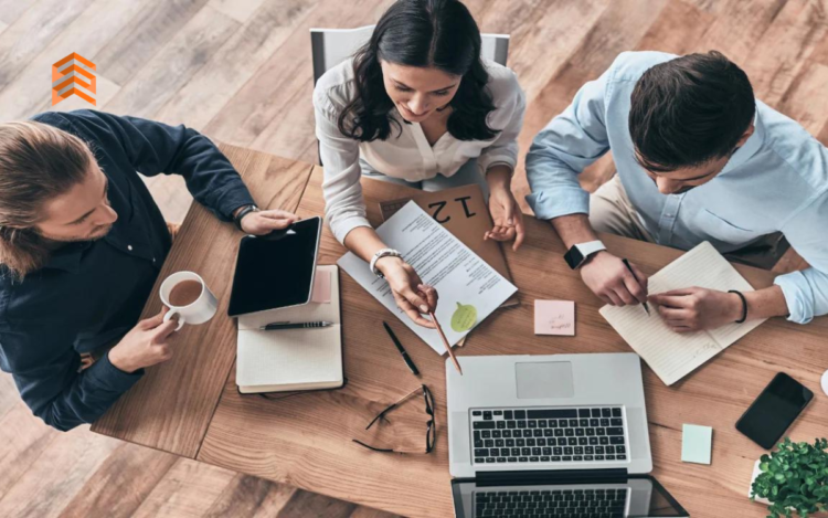 En la imagen se ven a 3 personas trabajando con sus computadoras