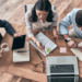 En la imagen se ven a 3 personas trabajando con sus computadoras