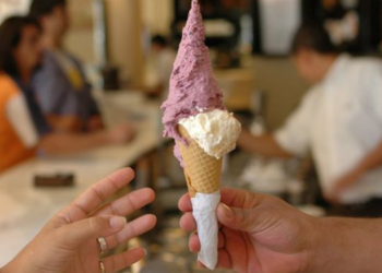 En la imagen se ven dos manos sosteniendo un helado