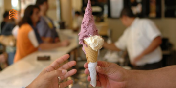 En la imagen se ven dos manos sosteniendo un helado