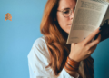 Libros de emprendimiento. En la imagen se ve a una chica con lentes leyendo un libro