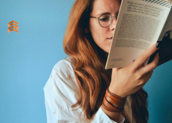 Libros de emprendimiento. En la imagen se ve a una chica con lentes leyendo un libro