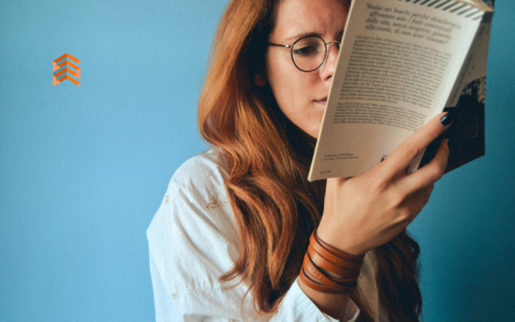 Libros de emprendimiento. En la imagen se ve a una chica con lentes leyendo un libro