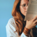 Libros de emprendimiento. En la imagen se ve a una chica con lentes leyendo un libro